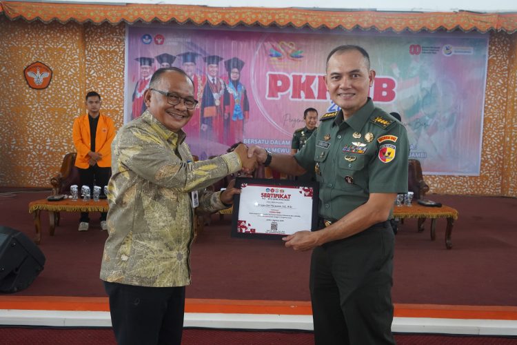 Kasrem 042/Gapu Kolonel Inf Slamet Riadi menerima sertifikat penghargaan dari Wakil Rektor Bidang Kemahasiswaan dan Alumni Universitas Jambi, Dr. Fauzi Syam, usai menjadi narasumber PKKMB UNJA 2025 di Gedung Balairung, Selasa (12/8/2025). (Dok. Nahar)