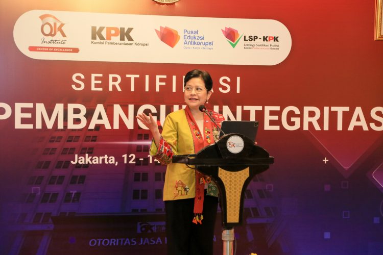 Ketua Dewan Audit OJK, Sophia Wattimena, memberikan sambutan pada pembukaan Sertifikasi Ahli Pembangun Integritas (API) di Kantor OJK Wisma Mulia 2, Jakarta, Selasa (12/8/2025). (Dok. Humas OJK Jambi)