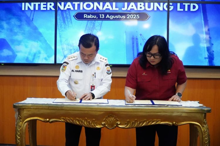 Gubernur Jambi Al Haris (kiri) dan Vice President PetroChina International Jabung Ltd Aviani menandatangani nota kesepahaman (MoU) program tanggung jawab sosial perusahaan (CSR) di VIP Rumah Dinas Gubernur Jambi, Rabu (13/8/2025). (Dok. erit -Kominfo)