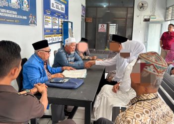 Penghulu dari Kantor Urusan Agama memimpin prosesi akad nikah seorang warga binaan di ruang kunjungan Lapas Kelas IIA Jambi, Kamis (14/8/2025), disaksikan keluarga dan petugas Lapas. (Dok. Humas)