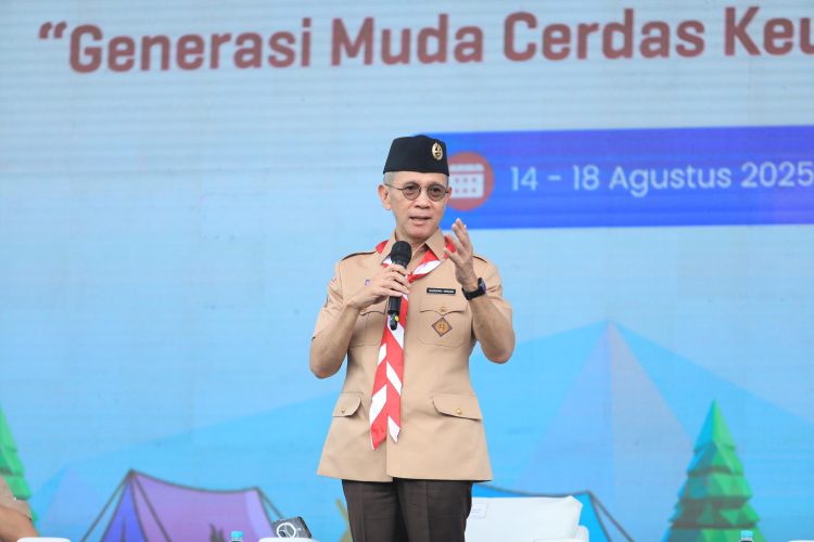 Ketua Dewan Komisioner Otoritas Jasa Keuangan (OJK) Mahendra Siregar memberikan motivasi kepada peserta Perkemahan Pramuka Berkebutuhan Khusus Nasional 2025 dalam acara Literasi Keuangan Indonesia Terdepan (LIKE IT) di Bumi Perkemahan Pramuka Cibubur, Jakarta Timur, Kamis (14/8/2025). (Dok Humas OJK Jambi)