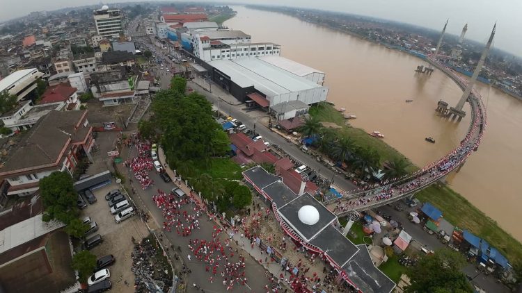 Ribuan masyarakat Jambi memadati Jembatan Gentala Arasy saat pengibaran Bendera Merah Putih terbanyak yang digelar Pemerintah Provinsi Jambi, Sabtu (16/8/2025). (Dok. Erit - Kominfo)