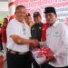 Danrem 042/Gapu Brigjen TNI Heri Purwanto, S.E., M.Sc. menyerahkan bendera Merah Putih kepada perwakilan peserta pada Gebyar Mahardika HUT ke-80 RI di Jambi, Sabtu (16/8/2025). (Dok. Nahar)