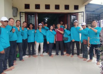 Para pengurus Gapoktan Terusan Bersatu dan Yayasan Keadilan Rakyat (YKR) berfoto bersama usai pertemuan konsolidasi di Jambi, Senin (18/8/2025).