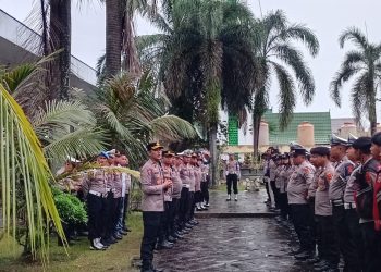 Kabag Ops Polresta Jambi, Kompol Army Sevtiansyah, memberikan arahan kepada personel sebelum pengamanan Pawai Pembangunan HUT ke-80 RI di Kota Jambi, Senin (18/8/2025). (Dok.Nahar)