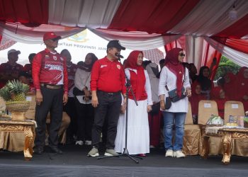 Danrem 042/Gapu Brigjen TNI Heri Purwanto bersama jajaran Forkopimda Provinsi Jambi menghadiri Pawai Pembangunan HUT ke-80 RI di depan Rumah Dinas Gubernur Jambi, Minggu (18/8/2025). (Dok. Nahar)