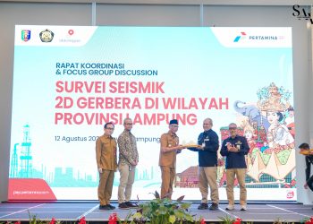 Gubernur Lampung Rahmat Mirzani Djausal menyerahkan cendera mata kepada perwakilan SKK Migas–Pertamina EP dalam Rapat Koordinasi dan FGD Survei Seismik 2D Gerbera di Bandarlampung, Selasa (12/8/2025). (Dok. FJM)