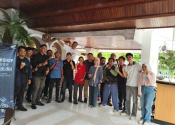 Para jurnalis berfoto bersama tim Sinsen usai workshop bedah teknologi New Honda PCX160 di Jambi, Senin (18/8/2025). (Dok. Sinsen)
