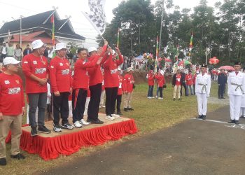 Pabung Kodim 0417/Kerinci Mayor Inf Widi Purwoko, SE, melepas peserta karnaval HUT ke-80 Kemerdekaan Republik Indonesia di Kabupaten Kerinci, Senin (18/8/2025). (Dok. Yola)