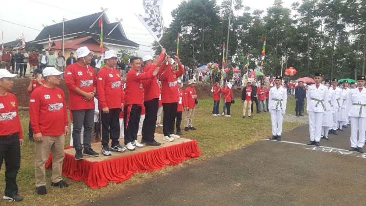 Pabung Kodim 0417/Kerinci Mayor Inf Widi Purwoko, SE, melepas peserta karnaval HUT ke-80 Kemerdekaan Republik Indonesia di Kabupaten Kerinci, Senin (18/8/2025). (Dok. Yola)