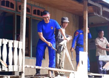 Dirpolairud Polda Jambi, Kombes Pol Agus Tri Waluyo bersama warga bergotong royong merenovasi rumah di Pulau Pandan, Danau Sipin, yang akan difungsikan sebagai Rumah Baca bagi anak-anak dan remaja, Rabu (20/8/2025). (Dok. Nahar)