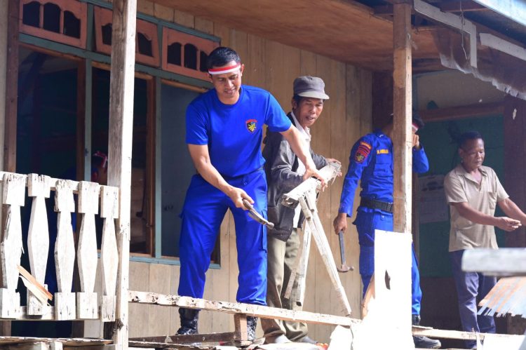 Dirpolairud Polda Jambi, Kombes Pol Agus Tri Waluyo bersama warga bergotong royong merenovasi rumah di Pulau Pandan, Danau Sipin, yang akan difungsikan sebagai Rumah Baca bagi anak-anak dan remaja, Rabu (20/8/2025). (Dok. Nahar)