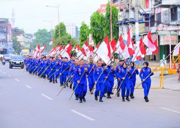 Personel Ditpolairud Polda Jambi melaksanakan pawai bendera merah putih di Kota Jambi dalam rangka memperingati HUT ke-80 Kemerdekaan RI, Rabu (20/8/2025). (Dok. Nahar)