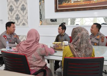 Kapolresta Jambi Kombes Pol Boy Sutan Binanga Siregar menerima audiensi Rektor Universitas Adiwangsa Jambi, Dr. Said Rizal, bersama jajaran universitas di ruang kerja Kapolresta, Rabu (20/8/2025). (Dok. Humas)