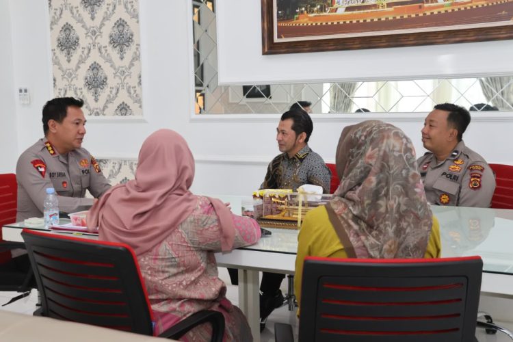 Kapolresta Jambi Kombes Pol Boy Sutan Binanga Siregar menerima audiensi Rektor Universitas Adiwangsa Jambi, Dr. Said Rizal, bersama jajaran universitas di ruang kerja Kapolresta, Rabu (20/8/2025). (Dok. Humas)