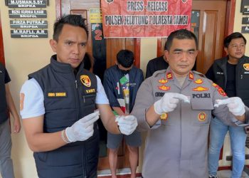 Kapolsek Jelutung Iptu Choiril Umam (kanan) dan Kanit Reskrim Polsek Jelutung Ipda Ondo Siburian (kiri) menunjukkan barang bukti sabu hasil pengungkapan kasus narkoba jaringan lapas dengan sistem tempel. Tiga orang pelaku diamankan dalam penggerebekan di sebuah kos di Jalan Syamsu Bahrun, Jambi, Selasa (19/8/2025) (Dok. Nahar)