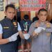 Kapolsek Jelutung Iptu Choiril Umam (kanan) dan Kanit Reskrim Polsek Jelutung Ipda Ondo Siburian (kiri) menunjukkan barang bukti sabu hasil pengungkapan kasus narkoba jaringan lapas dengan sistem tempel. Tiga orang pelaku diamankan dalam penggerebekan di sebuah kos di Jalan Syamsu Bahrun, Jambi, Selasa (19/8/2025) (Dok. Nahar)