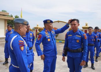 Wadirpolairud Polda Jambi, AKBP Abilio Dos Santos, memeriksa kerapian personel saat pelaksanaan Gaktiblin di Mako Ditpolairud Polda Jambi, Kamis (21/8/2025). (Dok. nahar)