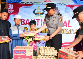 Siswa SIP Angkatan 54 Gelombang II Tahun 2025 Polda Jambi menyerahkan paket sembako kepada anak-anak panti asuhan dalam kegiatan bakti sosial di Kota Jambi, Kamis (21/8/2025). (Dok. Nahar)