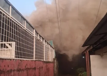 Asap tebal membumbung tinggi saat kebakaran melanda empat rumah bedeng di Jalan H.M. Yusuf Nasri, Jambi Selatan, Jumat (22/8/2025) (Dok.Daus)