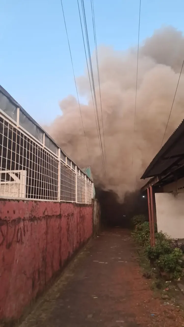 Asap tebal membumbung tinggi saat kebakaran melanda empat rumah bedeng di Jalan H.M. Yusuf Nasri, Jambi Selatan, Jumat (22/8/2025) (Dok.Daus)