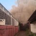Asap tebal membumbung tinggi saat kebakaran melanda empat rumah bedeng di Jalan H.M. Yusuf Nasri, Jambi Selatan, Jumat (22/8/2025) (Dok.Daus)