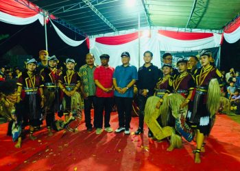 Wali Kota Jambi dr. H. Maulana, M.K.M. berfoto bersama panitia dan kelompok seni Tunas Karya dalam pagelaran jaranan untuk memeriahkan HUT ke-80 Kemerdekaan RI di Lorong Teratai, Kota Jambi, Jumat (22/8/2025). (Dok. Daus)