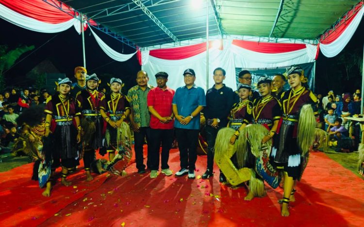 Wali Kota Jambi dr. H. Maulana, M.K.M. berfoto bersama panitia dan kelompok seni Tunas Karya dalam pagelaran jaranan untuk memeriahkan HUT ke-80 Kemerdekaan RI di Lorong Teratai, Kota Jambi, Jumat (22/8/2025). (Dok. Daus)