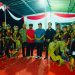 Wali Kota Jambi dr. H. Maulana, M.K.M. berfoto bersama panitia dan kelompok seni Tunas Karya dalam pagelaran jaranan untuk memeriahkan HUT ke-80 Kemerdekaan RI di Lorong Teratai, Kota Jambi, Jumat (22/8/2025). (Dok. Daus)