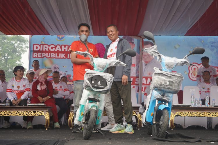 Danrem 042/Gapu Brigjen TNI Heri Purwanto menyerahkan hadiah utama berupa sepeda listrik kepada peserta jalan santai dalam rangka HUT ke-80 Kemerdekaan RI di Kantor Gubernur Jambi, Minggu (23/8/2025). (Dok. Nahar)