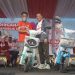 Danrem 042/Gapu Brigjen TNI Heri Purwanto menyerahkan hadiah utama berupa sepeda listrik kepada peserta jalan santai dalam rangka HUT ke-80 Kemerdekaan RI di Kantor Gubernur Jambi, Minggu (23/8/2025). (Dok. Nahar)