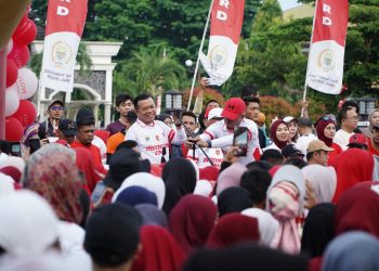 Gubernur Al Haris melepas peserta jalan santai dalam rangkaian puncak peringatan HUT ke-80 RI di depan Gedung DPRD Provinsi Jambi, Sabtu (23/8/2025). (Dok. Yola)