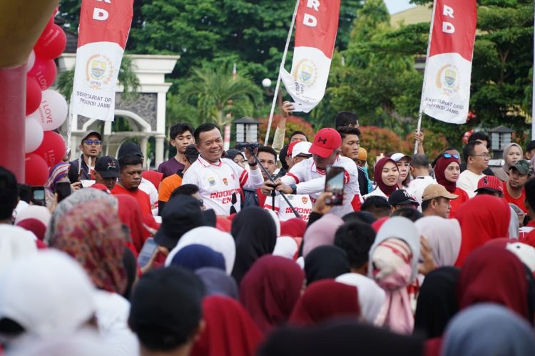 Gubernur Al Haris melepas peserta jalan santai dalam rangkaian puncak peringatan HUT ke-80 RI di depan Gedung DPRD Provinsi Jambi, Sabtu (23/8/2025). (Dok. Yola)
