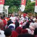 Gubernur Al Haris melepas peserta jalan santai dalam rangkaian puncak peringatan HUT ke-80 RI di depan Gedung DPRD Provinsi Jambi, Sabtu (23/8/2025). (Dok. Yola)