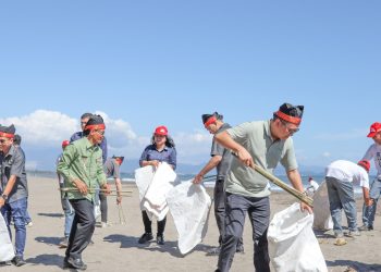 Peserta aksi lingkungan Yayasan Astra Honda Motor (AHM) menanam mangrove di Kawasan Pantai Pasir Jambak, Padang, Sumatera Barat, Jumat (22/8/2025). (Dok. Sinsen)