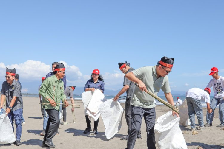Peserta aksi lingkungan Yayasan Astra Honda Motor (AHM) menanam mangrove di Kawasan Pantai Pasir Jambak, Padang, Sumatera Barat, Jumat (22/8/2025). (Dok. Sinsen)