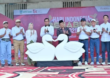 Kepala OJK Provinsi Jambi Yan Iswara Rosya bersama Wali Kota Jambi Maulana dan jajaran membuka puncak Hari Indonesia Menabung (HIM) 2025 di Lapangan Kantor Wali Kota Jambi, Sabtu (23/8/2025). (Dok. Yola)