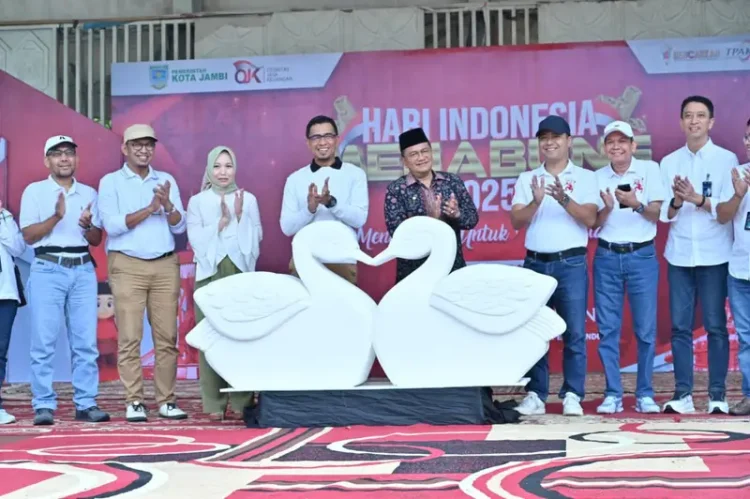 Kepala OJK Provinsi Jambi Yan Iswara Rosya bersama Wali Kota Jambi Maulana dan jajaran membuka puncak Hari Indonesia Menabung (HIM) 2025 di Lapangan Kantor Wali Kota Jambi, Sabtu (23/8/2025). (Dok. Yola)