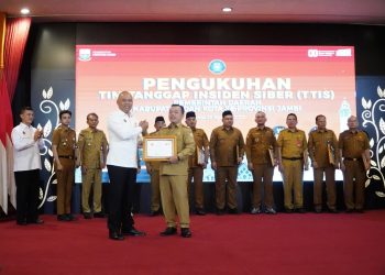 Gubernur Jambi Al Haris menerima piagam penghargaan dari Kepala BSSN Letjen TNI (Purn) Nugroho Sulistyo Budi pada acara pengukuhan Tim Tanggap Insiden Siber (TTIS) se-Provinsi Jambi di Auditorium Rumah Dinas Gubernur Jambi, Senin (25/8/2025). (Dok. Yola)