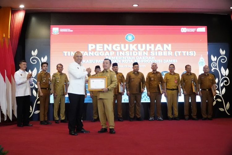 Gubernur Jambi Al Haris menerima piagam penghargaan dari Kepala BSSN Letjen TNI (Purn) Nugroho Sulistyo Budi pada acara pengukuhan Tim Tanggap Insiden Siber (TTIS) se-Provinsi Jambi di Auditorium Rumah Dinas Gubernur Jambi, Senin (25/8/2025). (Dok. Yola)