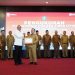 Gubernur Jambi Al Haris menerima piagam penghargaan dari Kepala BSSN Letjen TNI (Purn) Nugroho Sulistyo Budi pada acara pengukuhan Tim Tanggap Insiden Siber (TTIS) se-Provinsi Jambi di Auditorium Rumah Dinas Gubernur Jambi, Senin (25/8/2025). (Dok. Yola)