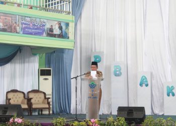 Wakil Gubernur Jambi Abdullah Sani menyampaikan sambutan pada penutupan PKKMB Universitas Jambi 2025 yang berhasil mencatatkan empat rekor MURI, di Gedung Balairung Unja, Mendalo, Senin (25/8/2025). (Dok. Yola)