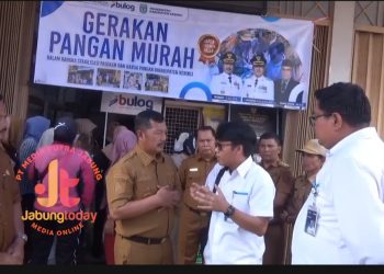 Bupati Kerinci Monadi bersama perwakilan Bulog dan pejabat daerah meninjau pelaksanaan Gerakan Pangan Murah di Pasar Senen, Kecamatan Siulak, Senin (25/8/2025). (Dok. Yola)