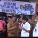 Bupati Kerinci Monadi bersama perwakilan Bulog dan pejabat daerah meninjau pelaksanaan Gerakan Pangan Murah di Pasar Senen, Kecamatan Siulak, Senin (25/8/2025). (Dok. Yola)