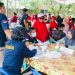 Petugas medis RS Bhayangkara Polda Jambi memeriksa kesehatan warga saat kegiatan cek kesehatan gratis di Kelurahan Bakung, Kecamatan Pal Merah, Kota Jambi, Minggu (24/8/2025). (Dok Stepanus)