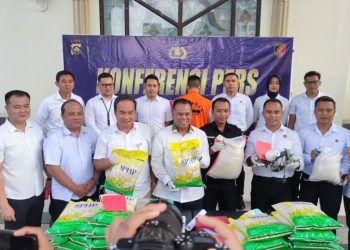 Dirreskrimsus Polda Jambi Kombes Pol Taufik Nurmandia bersama jajarannya menunjukkan barang bukti kasus penyelewengan beras subsidi SPHP dalam konferensi pers di Mapolda Jambi, Senin (25/8/2025). (Dok. Nahar)