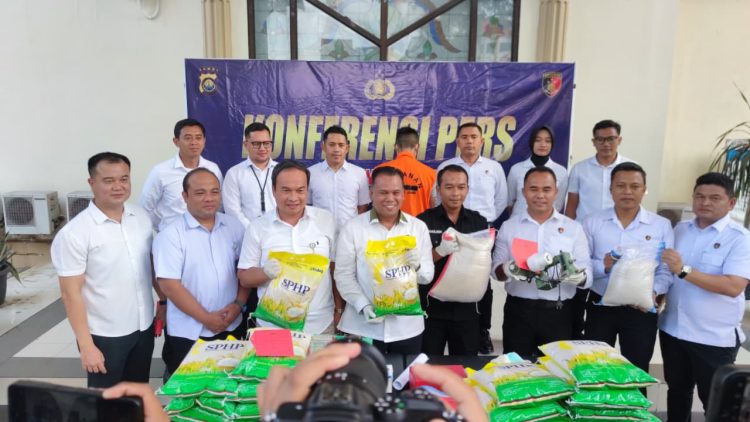 Dirreskrimsus Polda Jambi Kombes Pol Taufik Nurmandia bersama jajarannya menunjukkan barang bukti kasus penyelewengan beras subsidi SPHP dalam konferensi pers di Mapolda Jambi, Senin (25/8/2025). (Dok. Nahar)