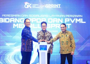 Wakil Ketua Dewan Komisioner OJK Mirza Adityaswara (kiri), Kepala Eksekutif Pengawas PPDP Ogi Prastomiyono (tengah), dan Kepala Eksekutif Pengawas PVML Agusman (kanan) meresmikan layanan perizinan PPDP dan PVML melalui Sistem SPRINT di Gedung Wisma Mulia 2, Jakarta, Senin (25/8/2025). (Dok. Humas OJK Jambi)