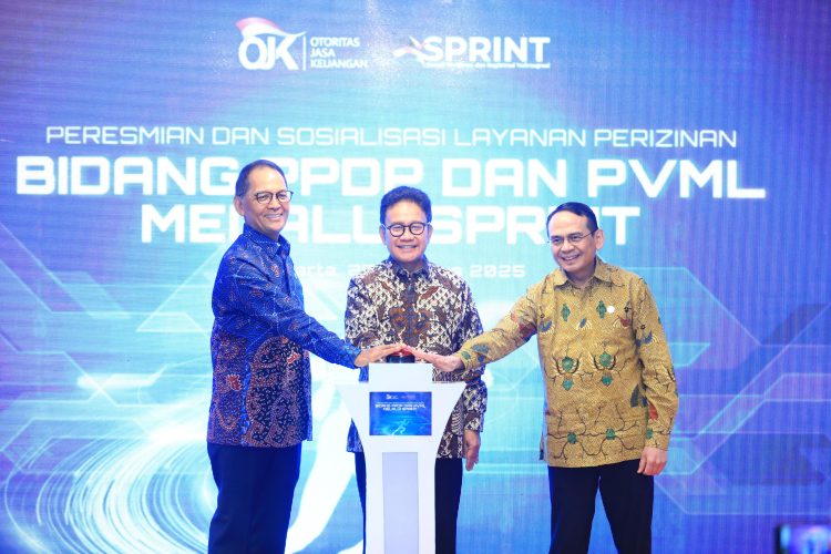 Wakil Ketua Dewan Komisioner OJK Mirza Adityaswara (kiri), Kepala Eksekutif Pengawas PPDP Ogi Prastomiyono (tengah), dan Kepala Eksekutif Pengawas PVML Agusman (kanan) meresmikan layanan perizinan PPDP dan PVML melalui Sistem SPRINT di Gedung Wisma Mulia 2, Jakarta, Senin (25/8/2025). (Dok. Humas OJK Jambi)