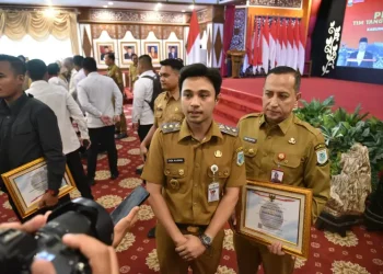 Wakil Wali Kota Jambi, Diza Hazra Aljosha (tengah) saat diwawancarai awak media di Auditorium Rumah Dinas Gubernur Jambi, Senin (25/8/2025).(Dok. Daus)